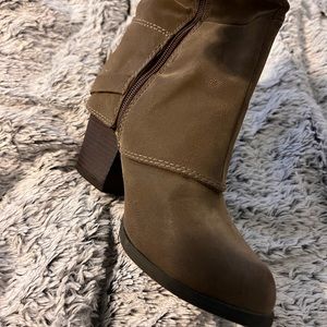 Fergalicious by Fergie tan boots size 7.5 woman